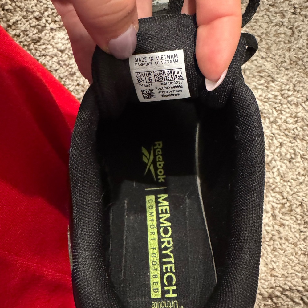 Shiny black Reeboks - Picture 3 of 3